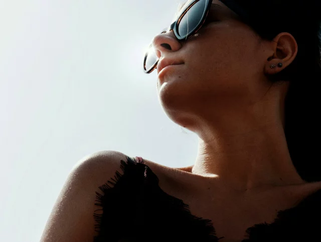 Femme avec lunettes de soleil